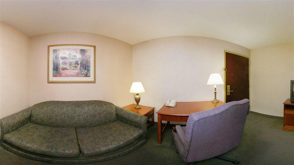 Quality Suites Pineville - Charlotte מראה חיצוני תמונה
